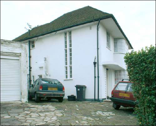 31 Howard Walk a